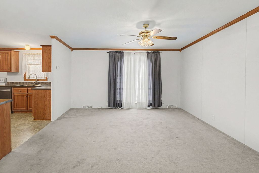 Image 8 of property listing at 1111 S JEFFERSON Street, Salem, IL 62881