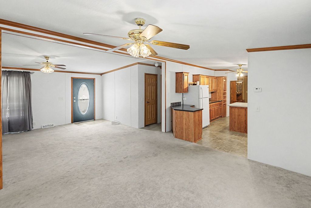 Image 9 of property listing at 1111 S JEFFERSON Street, Salem, IL 62881