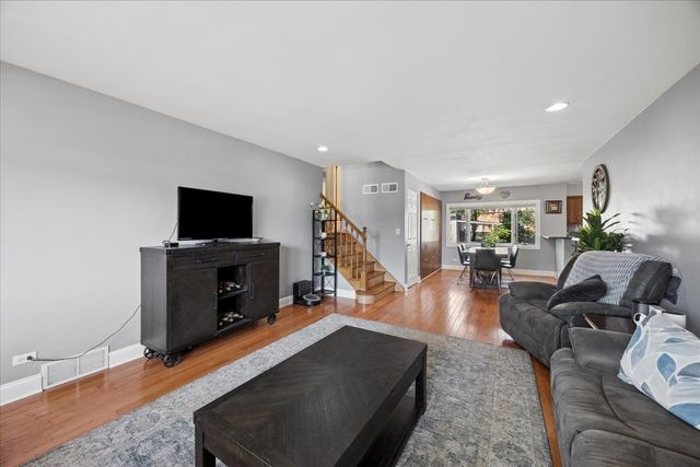 1646 Portsmouth Avenue, Westchester, IL 60154