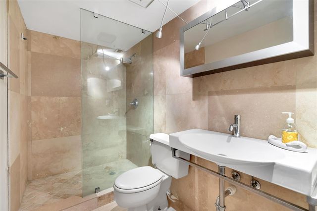 112 N Birch Road 202, Fort Lauderdale, FL 33304