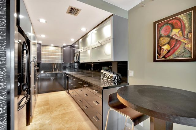 112 N Birch Road 202, Fort Lauderdale, FL 33304