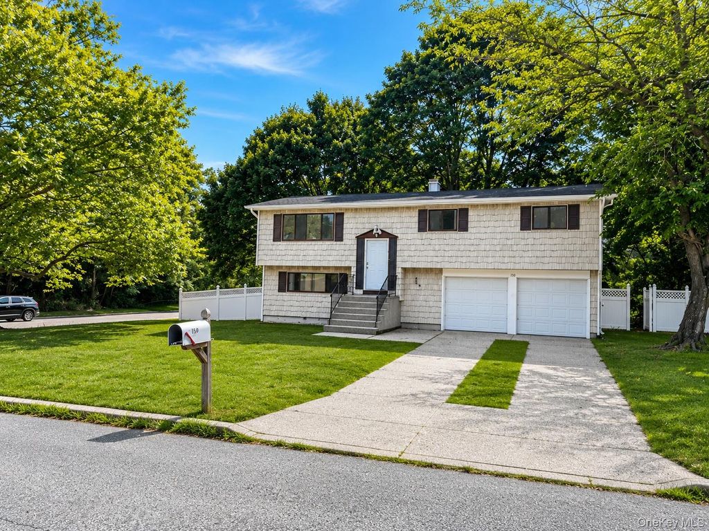 150 8th Avenue, Holtsville, NY 11742
