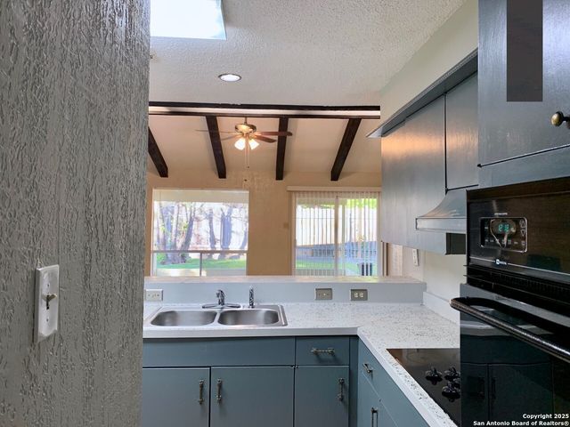 112 Travertine Ln, Castle Hills, TX 78213