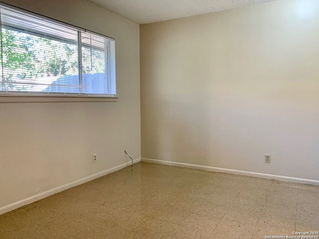 112 Travertine Ln, Castle Hills, TX 78213