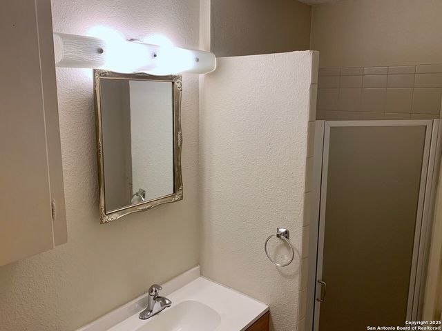 112 Travertine Ln, Castle Hills, TX 78213