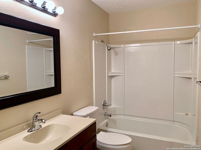 112 Travertine Ln, Castle Hills, TX 78213