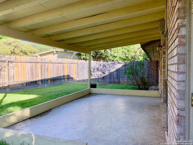 112 Travertine Ln, Castle Hills, TX 78213