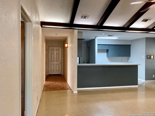 112 Travertine Ln, Castle Hills, TX 78213