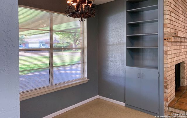 112 Travertine Ln, Castle Hills, TX 78213