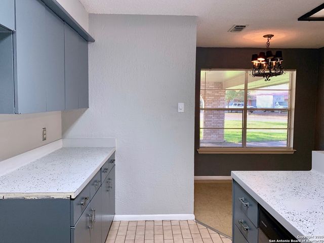 112 Travertine Ln, Castle Hills, TX 78213