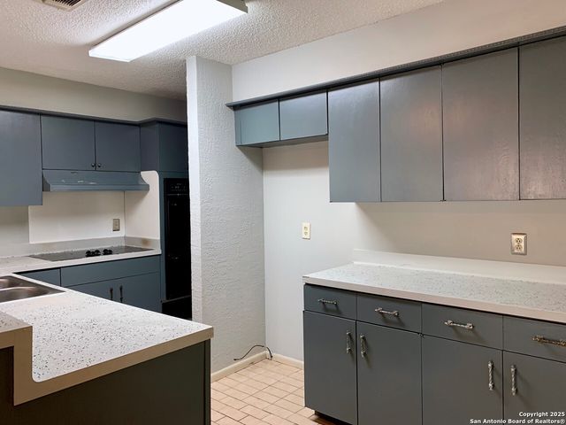 112 Travertine Ln, Castle Hills, TX 78213