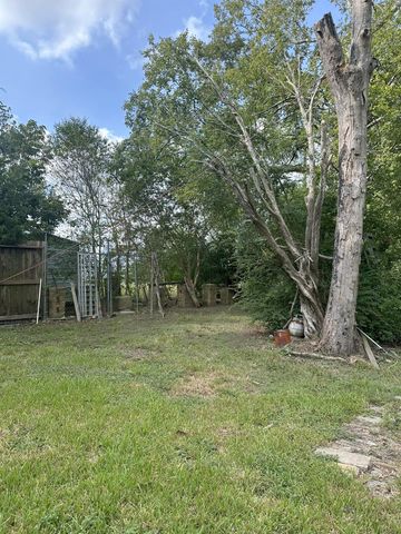 414 Shaw Street, Alvin, TX 77511