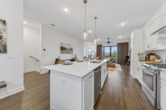 737 N Zang Boulevard 102, Dallas, TX 75208