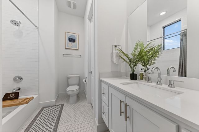 737 N Zang Boulevard 102, Dallas, TX 75208