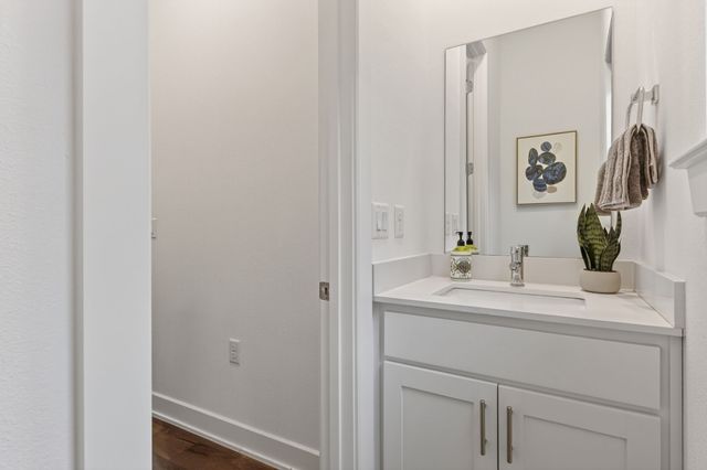 737 N Zang Boulevard 102, Dallas, TX 75208