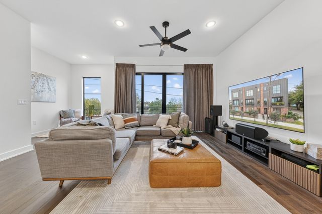 737 N Zang Boulevard 102, Dallas, TX 75208