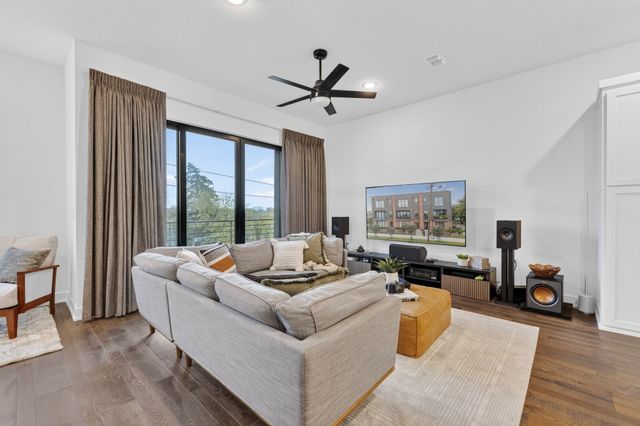 737 N Zang Boulevard 102, Dallas, TX 75208