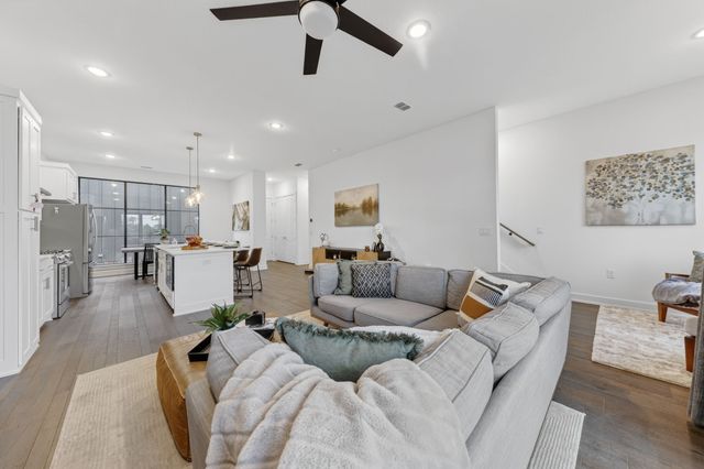 737 N Zang Boulevard 102, Dallas, TX 75208