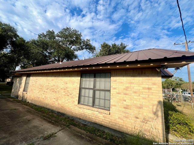 406 W Sylvia, Beeville, TX 78102