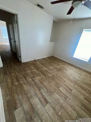 406 W Sylvia, Beeville, TX 78102