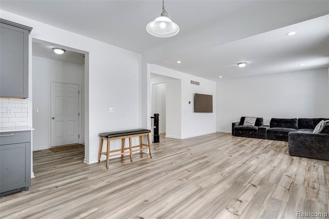 58648 Losino Drive, South Lyon, MI 48178