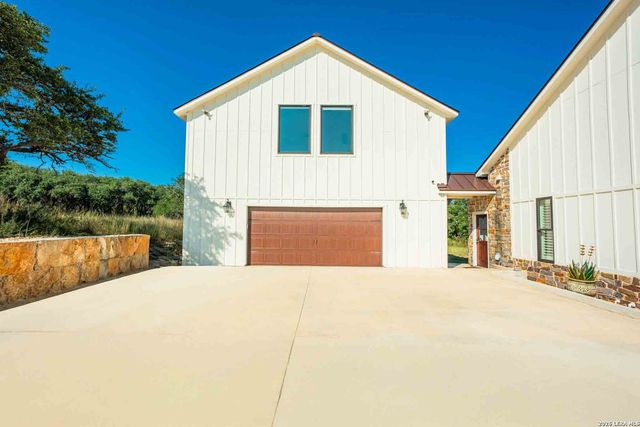 147 Gray Wolf, Blanco, TX 78606