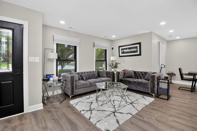 16 Majestic Drive 1, Lombard, IL 60148