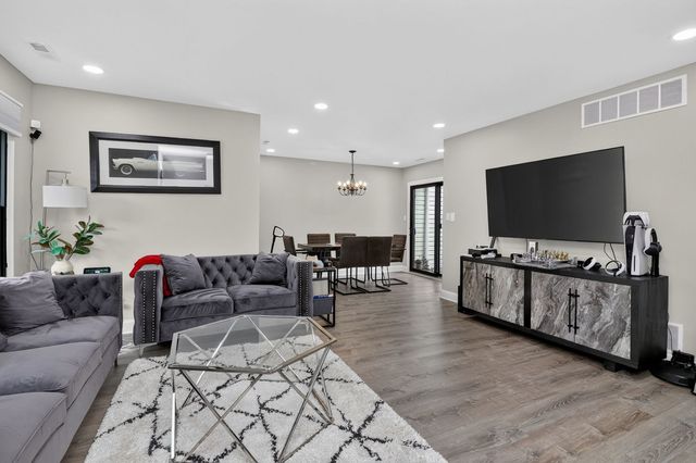 16 Majestic Drive 1, Lombard, IL 60148