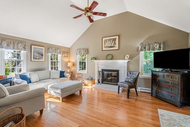 3 Jonathans Way, Upton, MA 01568