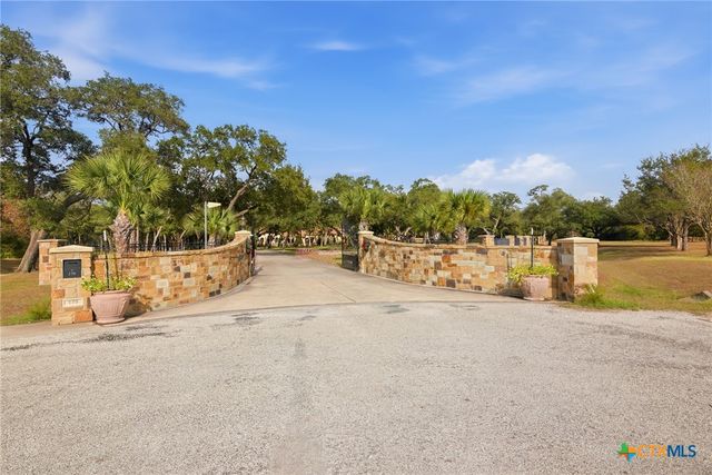 179 Post Oak Place, Inez, TX 77968