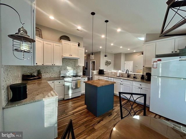 2 TEAKWOOD LN, Sicklerville, NJ 08081