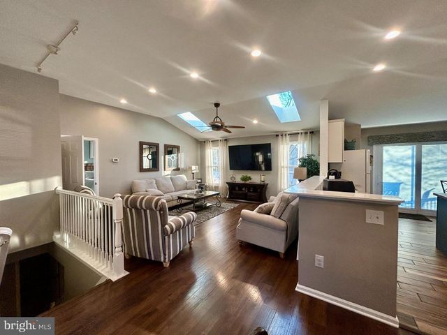 2 TEAKWOOD LN, Sicklerville, NJ 08081