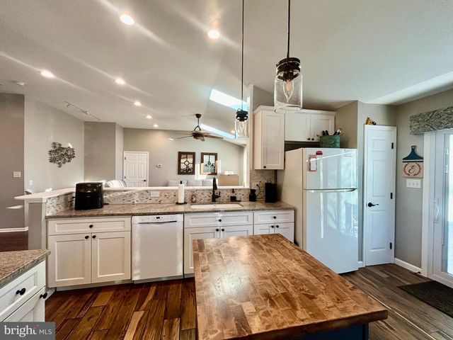 2 TEAKWOOD LN, Sicklerville, NJ 08081