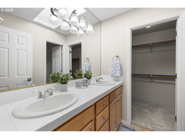 1295 Ne SETTING SUN Dr, Hillsboro, OR 97124