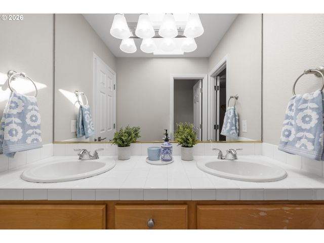 1295 Ne SETTING SUN Dr, Hillsboro, OR 97124