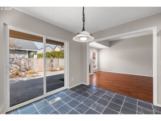 1295 Ne SETTING SUN Dr, Hillsboro, OR 97124