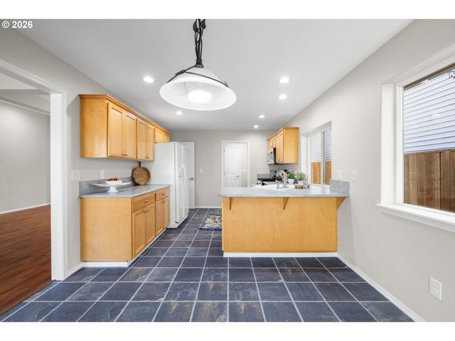 1295 Ne SETTING SUN Dr, Hillsboro, OR 97124