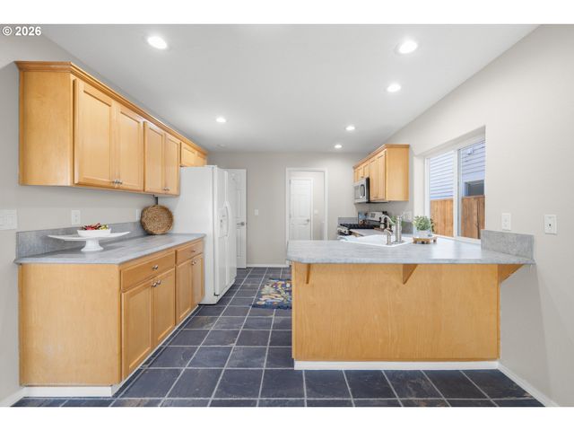 1295 Ne SETTING SUN Dr, Hillsboro, OR 97124