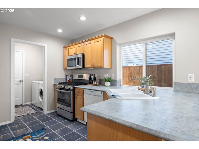 1295 Ne SETTING SUN Dr, Hillsboro, OR 97124