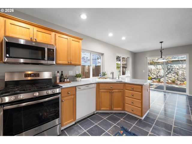 1295 Ne SETTING SUN Dr, Hillsboro, OR 97124