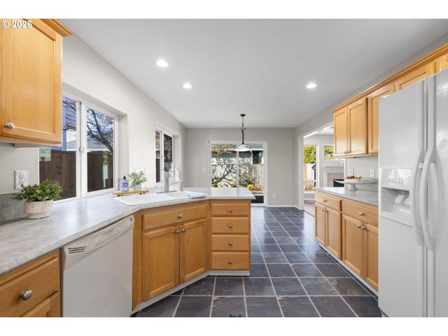 1295 Ne SETTING SUN Dr, Hillsboro, OR 97124