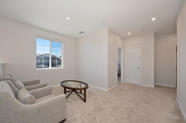 9476 Del Seis Dr, Sacramento, CA 95829