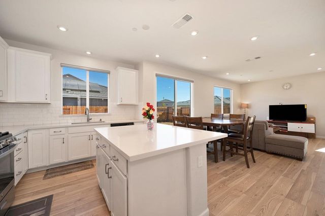 9476 Del Seis Dr, Sacramento, CA 95829