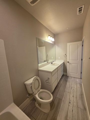 5873 Da Vinci Way, Sacramento, CA 95835