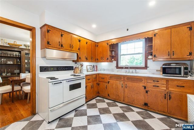 186 Macdonald Drive, Wayne, NJ 07470