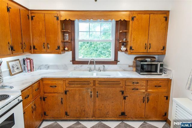 186 Macdonald Drive, Wayne, NJ 07470