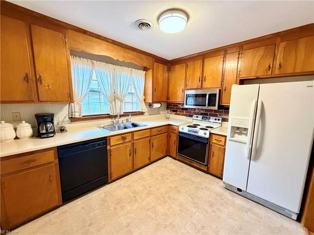 220 Robinson DR, Newport News, VA 23601