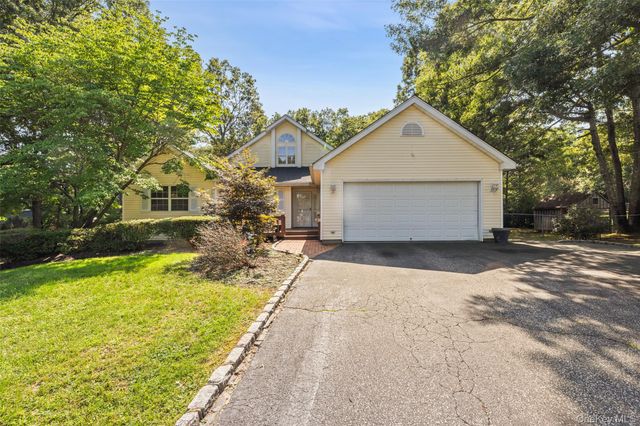 4 Thunderbird Court, Shoreham, NY 11786