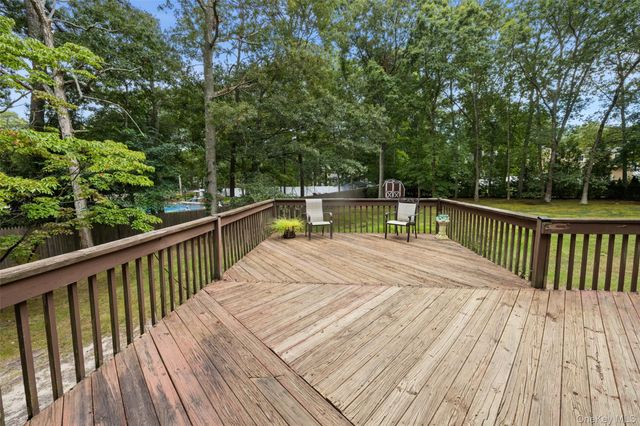 4 Thunderbird Court, Shoreham, NY 11786