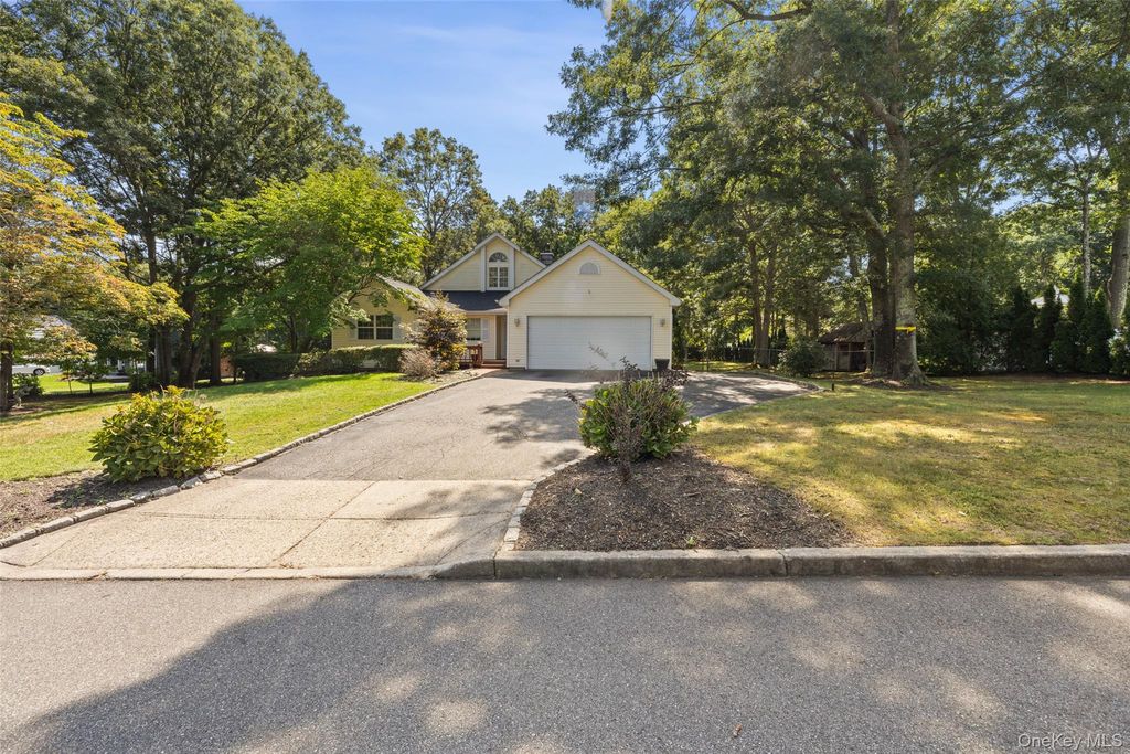 4 Thunderbird Court, Shoreham, NY 11786
